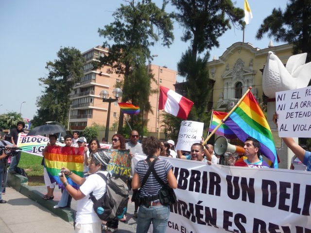La Marcha del Orgullo LGBTI de Lima combina la fiesta con la protesta, el color con lo político.
